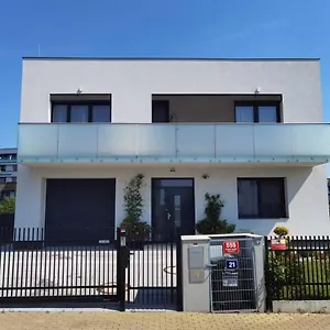 Villa Yipin, Prag