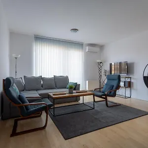 Appartement 2, Prague